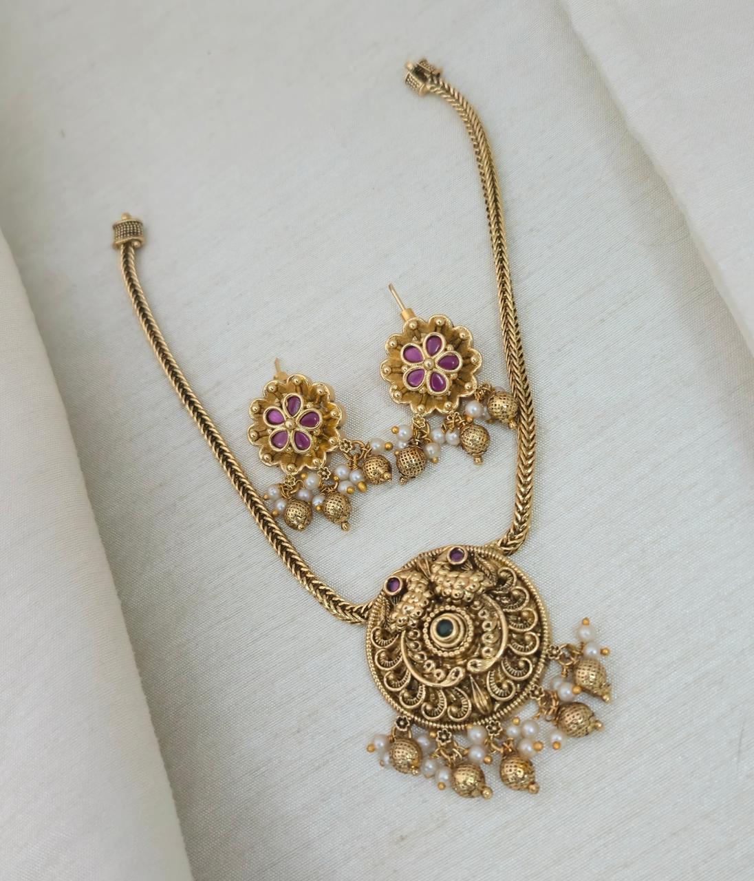Ira Antique Pendant Necklace Set - image 4